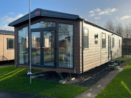 Carnaby Lakehouse Lodge